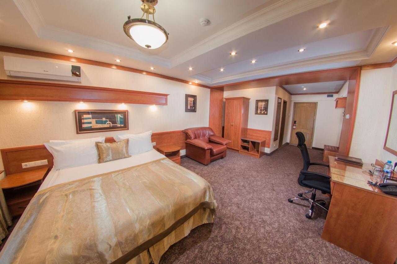 Hotel Uyut アルマトイ エクステリア 写真