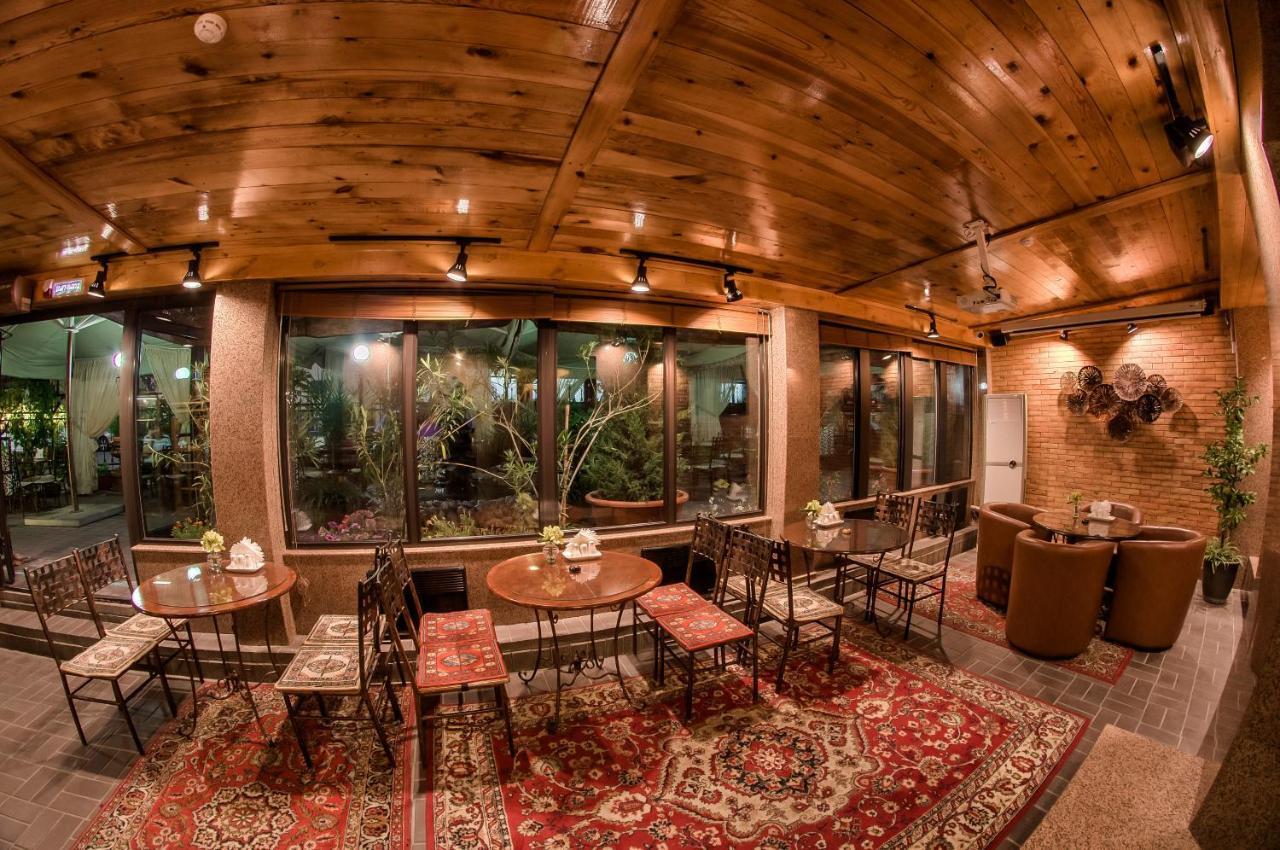Hotel Uyut アルマトイ エクステリア 写真